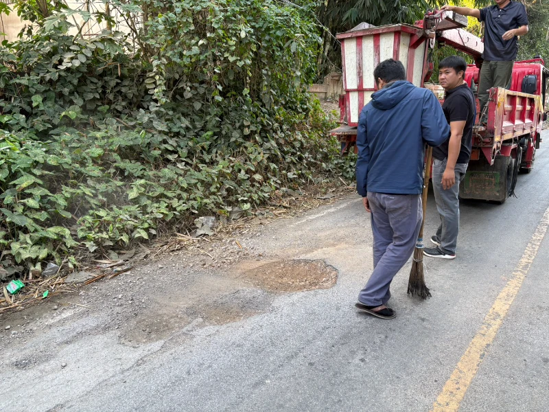 กองช่างออกซ่อมแซมถนนสายบ้านหนองเศรษฐี หมู่ที่ 5 บ้านทรายมูล