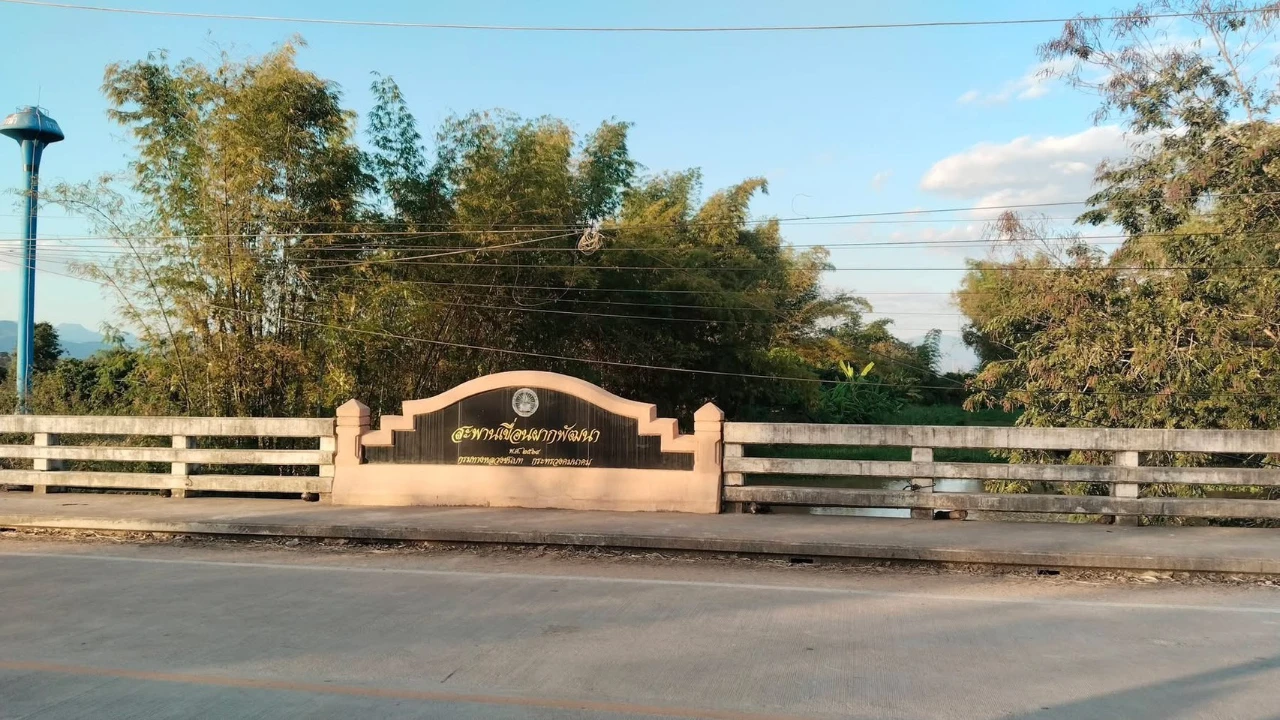 ดำเนินการซ่อมแซมโคมไฟถนนบริเวณสะพานข้ามลำน้ำแม่งัด บ้านแพะพัฒนา - บ้านเขื่อนผาก